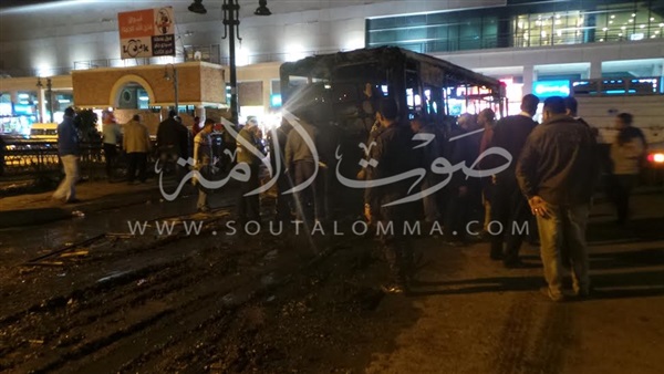 بالصور..البحث الجنائى بالإسكندرية يعاين آثار حريق أتوبيس النقل العام