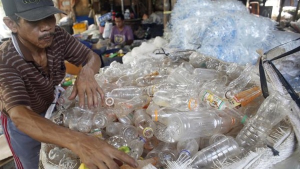 إندونيسي يحول القمامة في جاكرتا إلى وقود