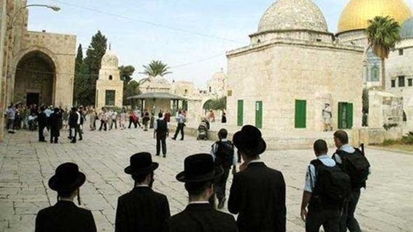 مستوطنون يجددون اقتحامهم للمسجد الأقصى وسط توتر شديد