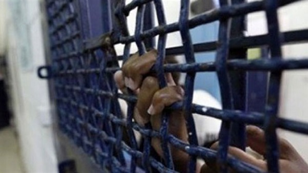 «أسير بسجن إسرائيلي» يضرب عن الطعام لإنهاء العزل الإنفرادي