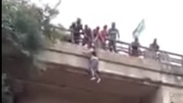بالفيديو.. انتحار فتاة من أعلى كوبري بعد فشل المارة في إنقاذها