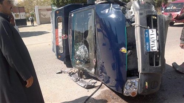 إصابة 13 مجندا إثر انقلاب سيارة شرطة بالوادي الجديد إصابة 13 مجندا إثر انقلاب سيارة شرطة بالوادي الجديد