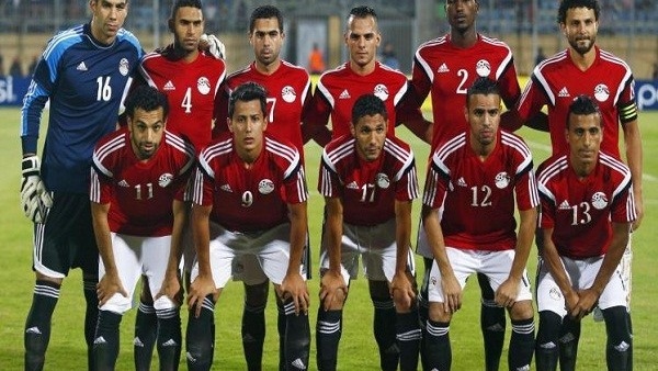 المنتخب الوطني بالزي الأحمر أمام نيجيريا