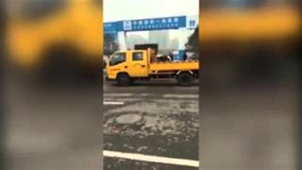 بالفيديو.. تجنب إيقاف سيارتك أمام موقع بناء