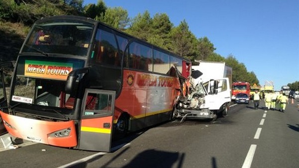 مقتل 12 برتغاليا في فرنسا في اصطدام حافلة ركاب بشاحنة