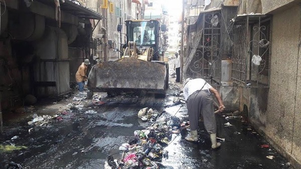 بالصور..تسليك بالوعات الصرف بمساكن أكتوبرفى بورسعيد   