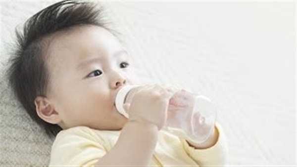 بالفيديو.. أهم النصائح لطفلك الرضيع لشرب الماء في الجو الحار