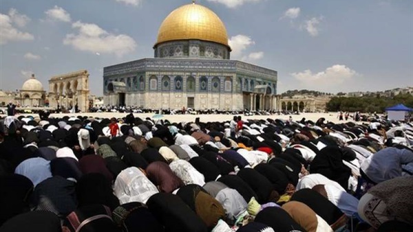 آلاف الفلسطينيين يؤدون الصلاة في المسجد الأقصى آلاف الفلسطينيين يؤدون الصلاة في المسجد الأقصى