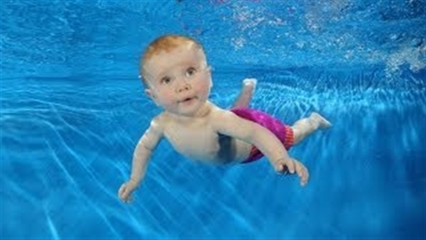 بالفيديو.. أطفال بارعين بالسباحة لم يتجاوز أعمارهم أشهر 