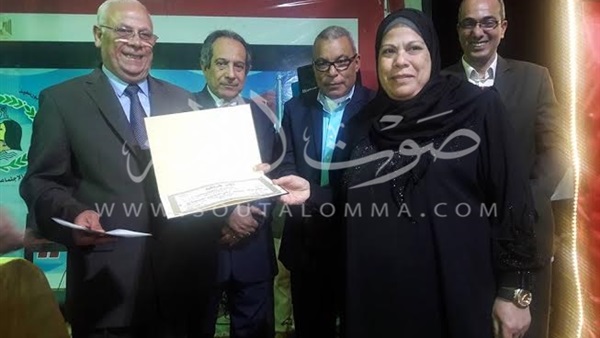 بالصور.. محافظ بورسعيد يكرم الأمهات المثاليات بالصور.. محافظ بورسعيد يكرم الأمهات المثاليات