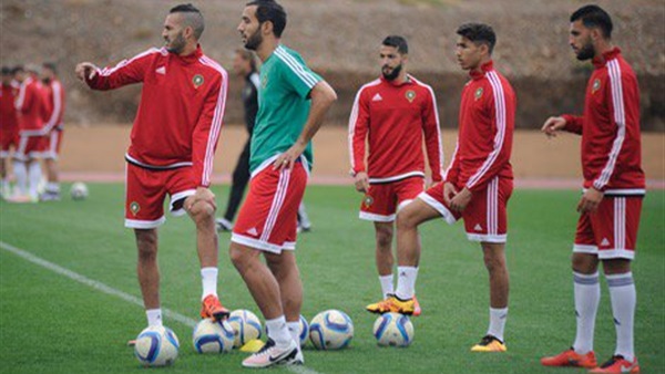 لاعبي المنتخب المصري يعتدون علي الحكم بعد نهاية اللقاء لاعبي المنتخب المصري يعتدون علي الحكم بعد نهاية اللقاء