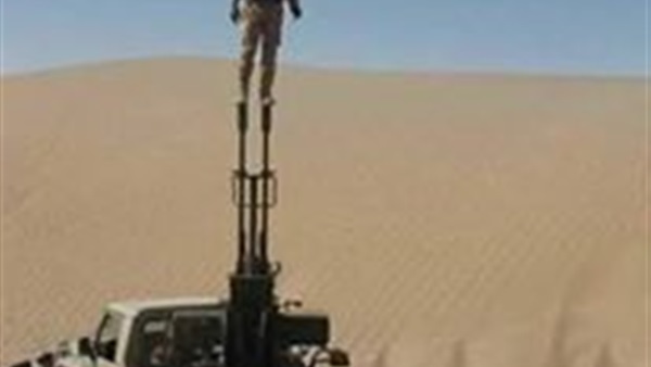 بالصورة.. جندي يصدم الإرهابين بالوقوف فوق أسلحتهم بالصورة.. جندي يصدم الإرهابين بالوقوف فوق أسلحتهم