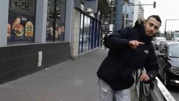 أهالى «شبرا بابل» بالمحلة يشيعون جثمان شاب توفى فى فرنسا أهالى «شبرا بابل» بالمحلة يشيعون جثمان شاب توفى فى فرنسا