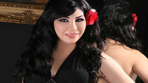بالفيديو.. «متصلة» شفت «غادة إبراهيم» بتوزع البنات.. والفنانة يغمى عليها بالفيديو.. «متصلة» شفت «غادة إبراهيم» بتوزع البنات.. والفنانة يغمى عليها