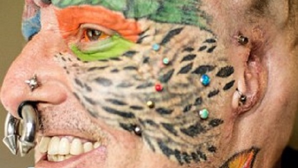 بالصور.. بريطاني يسعى لأن يُشبه الببغاء