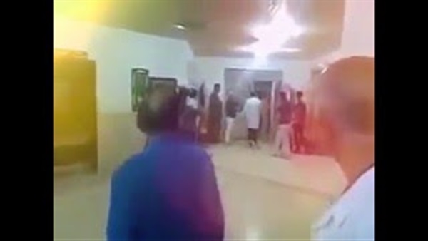 بالفيديو.. إشتباكات بين عائلتى الأب والأم بسبب تسمية المولود
