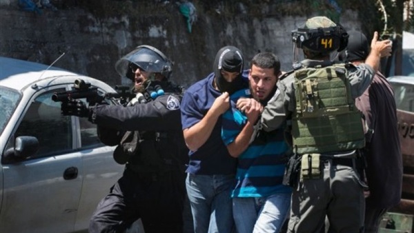 الاحتلال الإسرائيلي يعتقل فلسطينيين في القدس المحتلة الاحتلال الإسرائيلي يعتقل فلسطينيين في القدس المحتلة