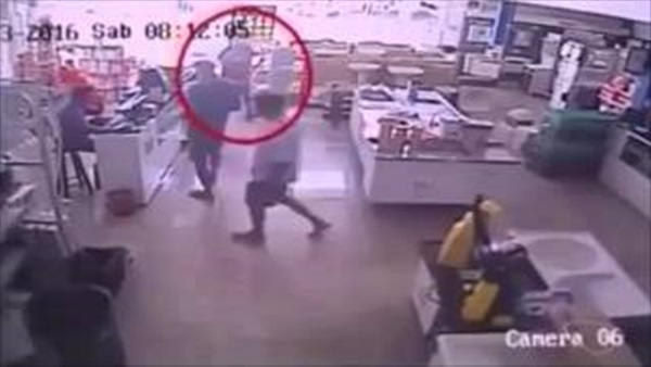 بالفيديو.. برازيلي يقتل حبيبته السابقة بعدما رفضت العودة إليه بالفيديو.. برازيلي يقتل حبيبته السابقة بعدما رفضت العودة إليه