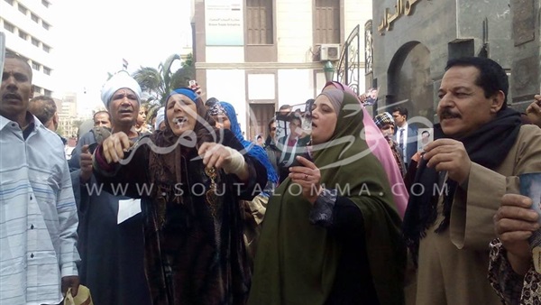 بالصور.. أهالي المهاجرين غير الشرعيين يحاولون اقتحام البرلمان