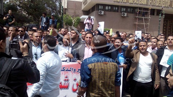 بالصور.. حملة «الماجستير» يرفعون «الكوسة» أمام البرلمان بالصور.. حملة «الماجستير» يرفعون «الكوسة» أمام البرلمان