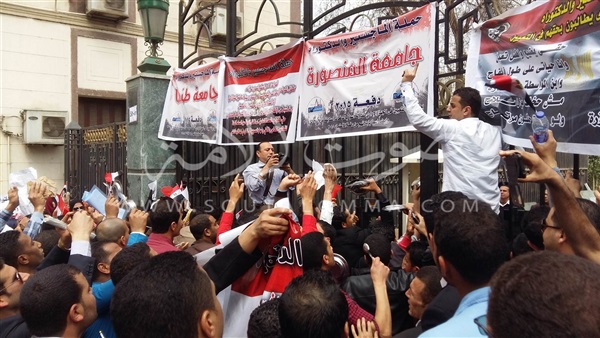 بالفيديو والصور.. «الماجستير والدكتوراه» يحاولون اقتحام بوابة «النواب» بالفيديو والصور.. «الماجستير والدكتوراه» يحاولون اقتحام بوابة «النواب»