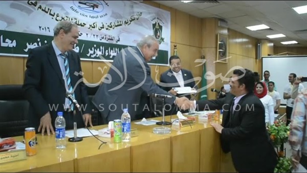بالصور.. محافظ المنيا يكرم المشاركين في حملة التبرع بالدم بالصور.. محافظ المنيا يكرم المشاركين في حملة التبرع بالدم