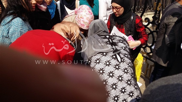 بالفيديو والصور.. حالات إغماء بين «الماجستير والدكتوراه» أمام «النواب» بالفيديو والصور.. حالات إغماء بين «الماجستير والدكتوراه» أمام «النواب»