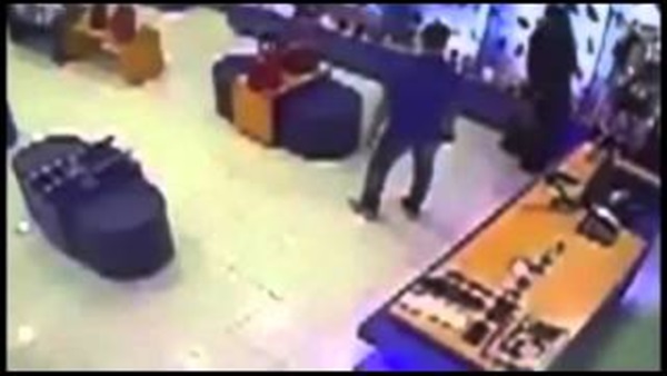 بالفيديو.. حقيقة تحرش عاملين بفتاة سعودية في محل ملابس بالفيديو.. حقيقة تحرش عاملين بفتاة سعودية في محل ملابس