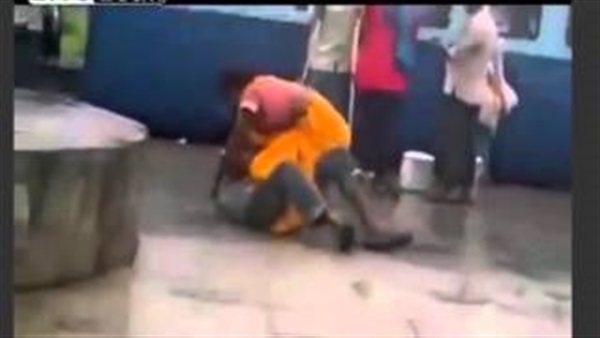 بالفيديو.. إمرأة «تضرب» رجل بمحطة قطار