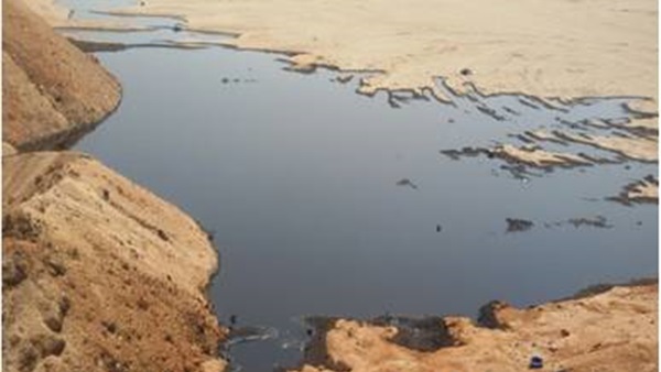 «البيئة»: إجراءات عاجلة للسيطرة على تلوث زيتى بالغردقة «البيئة»: إجراءات عاجلة للسيطرة على تلوث زيتى بالغردقة