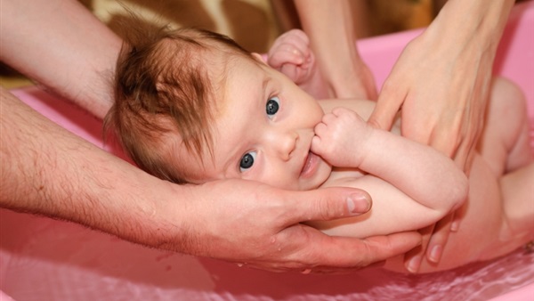 صينية تنجب طفلتها في الحمام أثناء مباراة وتتركها حتى صافرة النهاية