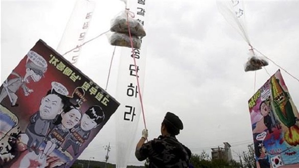 ناشطون كوريون جنوبيون يلقون مناشير مناهضة فوق كوريا الشمالية