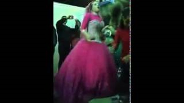 بالفيديو.. «عروسة» تشعل حفل زفافها بالرقص على طريقة المهرجانات بالفيديو.. «عروسة» تشعل حفل زفافها بالرقص على طريقة المهرجانات