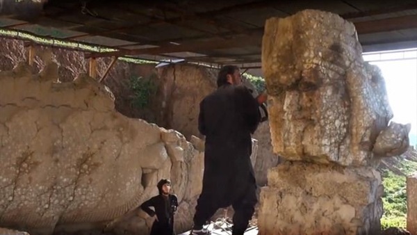 إرهابيو «داعش» يهدمون الآثار خلال إنسحابهم من «تدمر» إرهابيو «داعش» يهدمون الآثار خلال إنسحابهم من «تدمر»