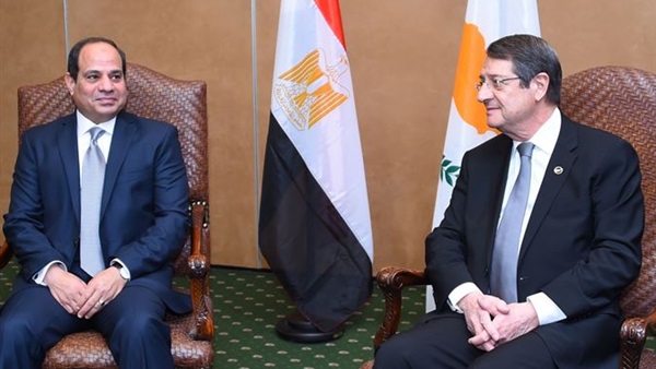 السيسي يؤكد حرص مصر على أمن وسلامة جميع ركاب الطائرة المختطفة السيسي يؤكد حرص مصر على أمن وسلامة جميع ركاب الطائرة المختطفة