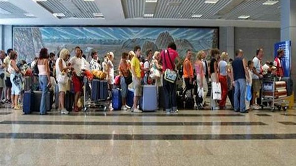 مطار شرم الشيخ يستقبل 2298 سائحًا  
