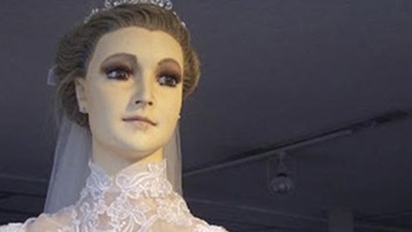 بالصور.. في المكسيك اب يستخدم جثه ابنته "كموديل" في محل ملابسه بالصور.. في المكسيك اب يستخدم جثه ابنته "كموديل" في محل ملابسه