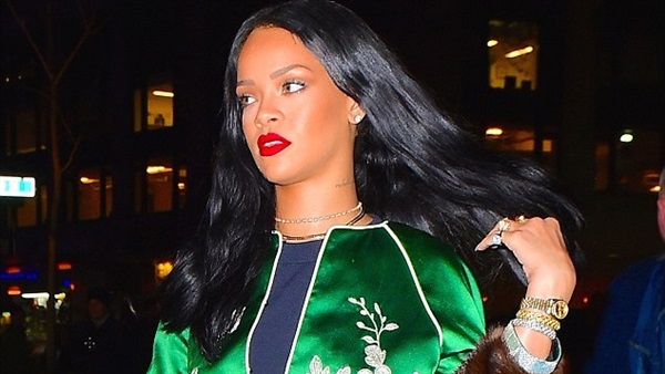 بالصور.. ريهانا تتألق بالأخضر في نيويورك