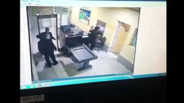 بالفيديو.. لحظة تفتيش خاطف الطائرة بمطار برج العرب