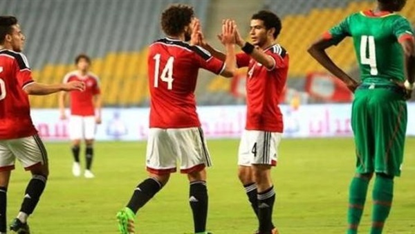طاقم تحكيم مباراة مصر ونيجيريا يعاين ملعب «برج العرب»