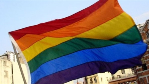 طبيب سعودى يرفع علم «المثليين» على منزله