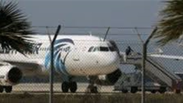 وصول طائرة مصر للطيران إلى مطار لارنكا لنقل الركاب المختطفين