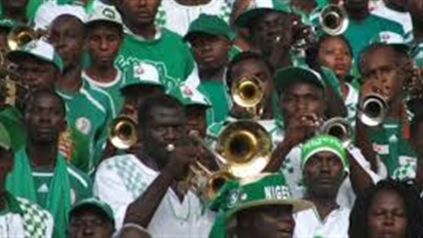 الجماهير النيجيرية ترقص علي «تسلم الأيادي»