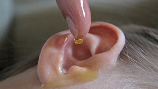 ماذا يحصل بعد وضع بضع قطرات من الزيت داخل الأذن