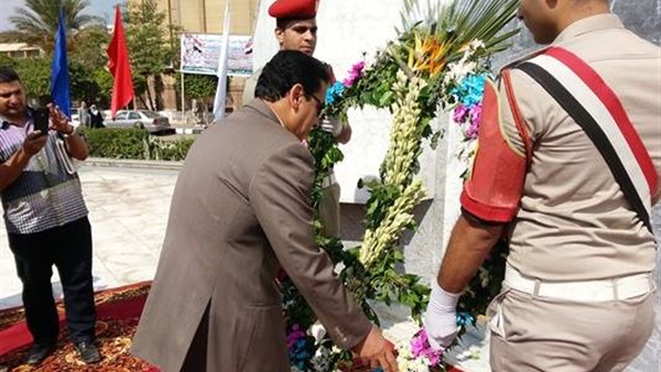 بالصور..محافظ الشرقية يضع إكليل الزهور على قبر الجندي المجهول بالصور..محافظ الشرقية يضع إكليل الزهور على قبر الجندي المجهول