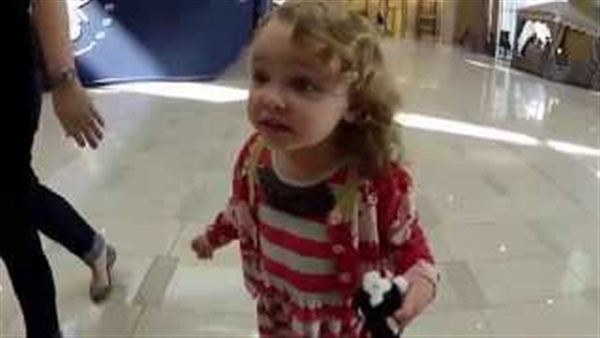 بالفيديو.. رد فعل طفلة أمريكية عند سماعها الآذان بالفيديو.. رد فعل طفلة أمريكية عند سماعها الآذان