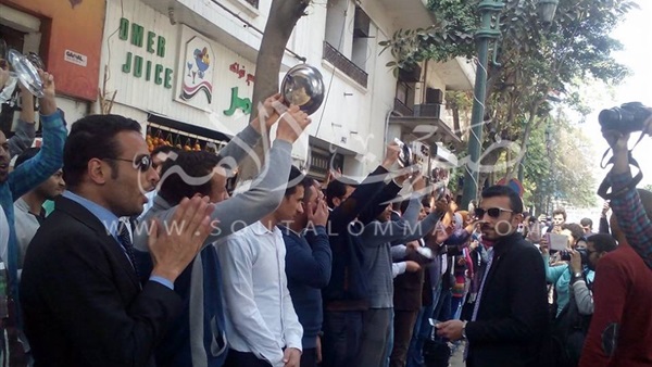 بالصور.. مظاهرة بـ«الأطباق» لحملة الماجستير والدكتواره أمام «الوزراء» بالصور.. مظاهرة بـ«الأطباق» لحملة الماجستير والدكتواره أمام «الوزراء»