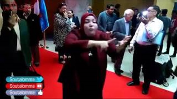 بالفيديو.. كاتبة تصرخ: «ياريس تعالى شوف حال الصحافة المتدني» بالفيديو.. كاتبة تصرخ: «ياريس تعالى شوف حال الصحافة المتدني»