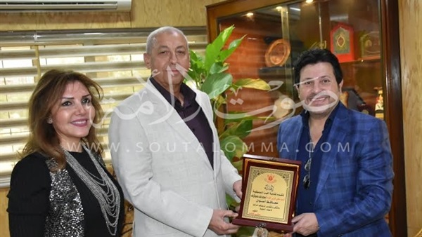 بالفيديو والصور.. «حجازي» يستقبل هاني شاكر ووفد نقابة المهن التمثيلية بأسوان