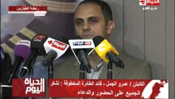 بالفيديو.. قائد الطائرة المختطفة يروي ساعات الحادث المرعبة..«اتخذت قرارًا بعد تهديد الخاطف بنسف الطائرة بالاتجاه إلى مطار لارناكا بقبرص».. نجحنا فى إطلاق سراح الركاب على دفعات